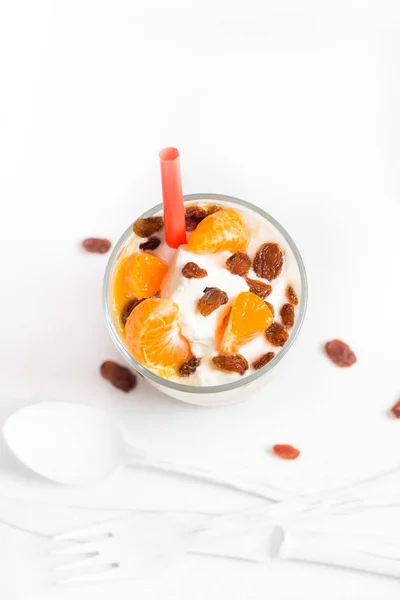 Efterrätt frukt yoghurt färsk frukt tangerine russin — Stockfoto