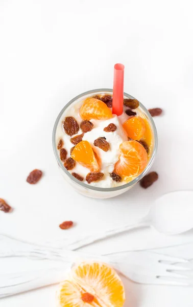 Dessert Fruchtjoghurt frische Fruchtmandarinen Rosinen — Stockfoto