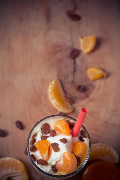 Taze meyve mandalina yoğurt ve kuru üzüm — Stok fotoğraf