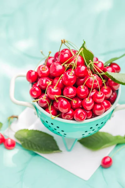 Vers rood fruit van kersen groene vergiet — Stockfoto