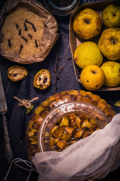 Ingredientes tinturas ruínas fatiadas galhos marmelo açúcar cravo van — Fotografia de Stock