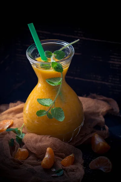 Juice myntablad mandariner mystiska ljus — Stockfoto