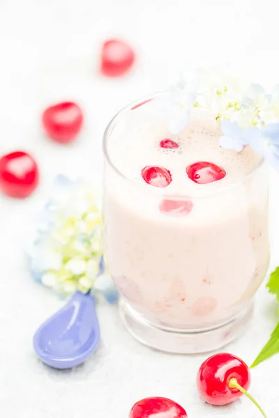 Refrescante bebida de verano frutas cóctel cerezas —  Fotos de Stock