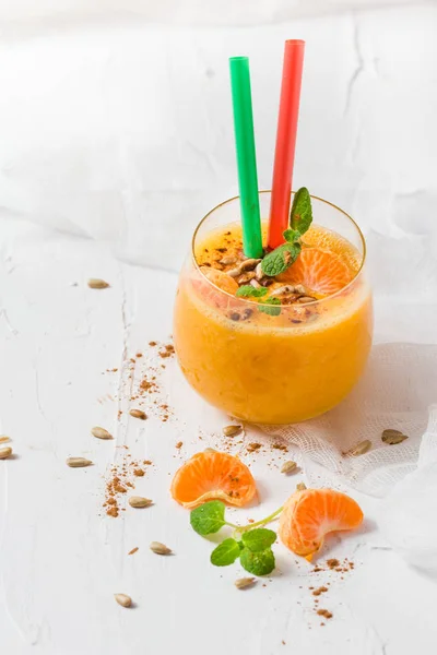 Весной апельсиновый цитрусовый сок — стоковое фото