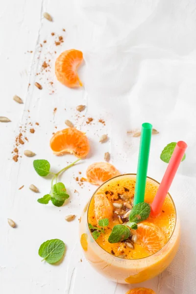 Printemps orange jus d'agrumes meilleure perte de poids — Photo