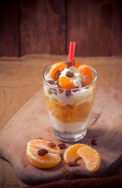 Taze meyve mandalina yoğurt ve kuru üzüm