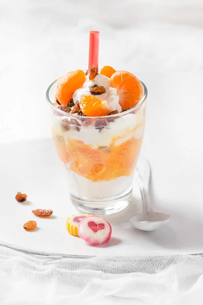 Dessert fruit yogurt Fresh fruit tangerine raisins — Stock Photo, Image
