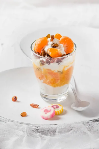 Tatlı meyve yoğurt taze meyve mandalina kuru üzüm — Stok fotoğraf