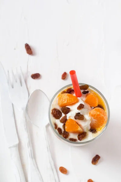 Tatlı meyve yoğurt taze meyve mandalina kuru üzüm — Stok fotoğraf