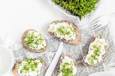 Sağlıklı Kahvaltı: beyaz krem peynir ve kruvasan veya süt ile sandviç