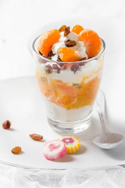 Dessert Obst Und Joghurt Mandarinen Und Rosinen Aus Frischem Obst — Stockfoto