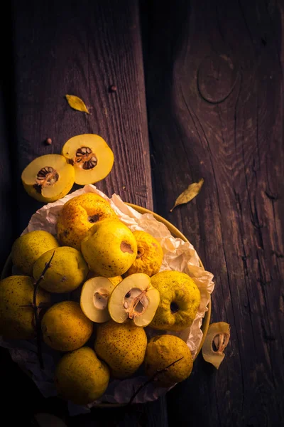 Früchte Und Quittenzweige Auf Einem Holztisch — Stockfoto