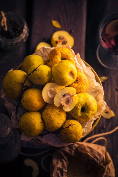 Vruchten Twijgen Kweepeer Een Houten Tafel — Stockfoto