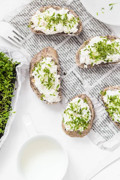 Desayuno Saludable Sándwiches Con Queso Crema Blanco Croissants Leche —  Fotos de Stock