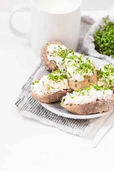 Gesundes Frühstück Sandwiches Mit Weißem Frischkäse Und Croissants Oder Milch — Stockfoto