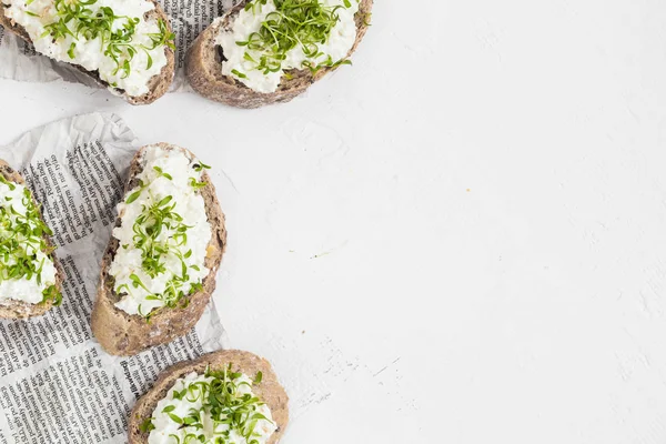 Sándwiches de desayuno saludables croissants de queso crema blanca — Foto de Stock