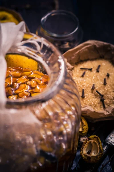 Ingrediënten Voor Tincturen Vruchten Twijgen Kweepeer Suiker Kruidnagel Vanille Een — Stockfoto