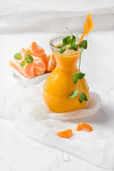 Jugo Mandarinas Tazón Fruta Con Hojas Menta —  Fotos de Stock