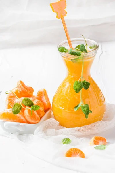 Der Saft Von Mandarinen Und Eine Schüssel Mit Früchten Mit — Stockfoto