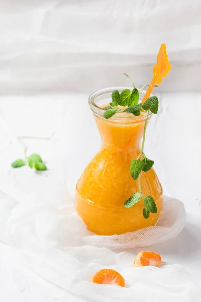 マンダリン オレンジとミントの葉とフルーツ ボウルの汁 — ストック写真