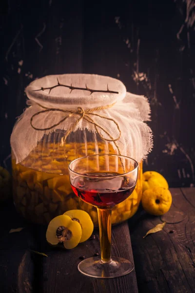 Настойка чашки нарезанные фрукты банку айвы покрытые сахаром — стоковое фото