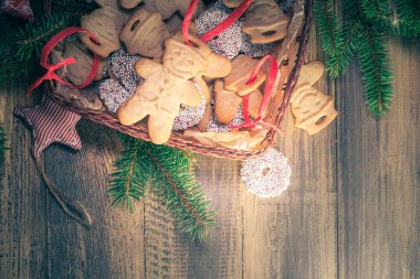 Uzay yılbaşı sepeti tam köfte tatlı kurabiye ahşap masa