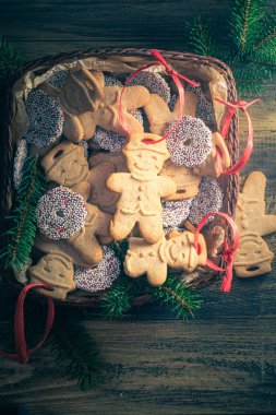 Yılbaşı sepeti tam köfte tatlı kurabiye ahşap masa