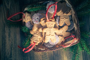 Yılbaşı sepeti tam köfte tatlı kurabiye ahşap masa