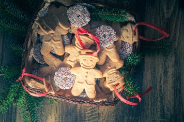 Noel masa sepet gingerbreads tatlılar dal Ladin