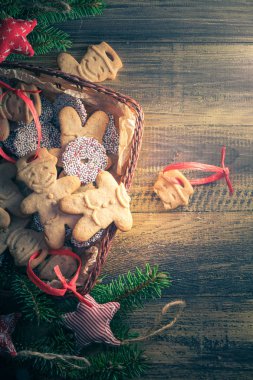 Noel tablo kırık zencefilli kurabiye sepeti tam tatlılar ahşap sekmesi