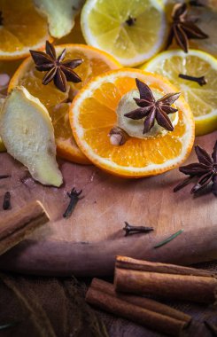 Tıbbi çay için gerekli malzemeler. Citrus ve baharatlar. Limon, portakal, zencefil, karanfil ve tarçın dilimleri..