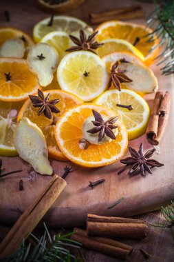 Tıbbi çay için gerekli malzemeler. Citrus ve baharatlar. Limon, portakal, zencefil, karanfil ve tarçın dilimleri..
