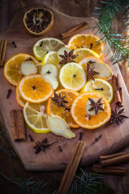 Tıbbi çay için gerekli malzemeler. Citrus ve baharatlar. Limon, portakal, zencefil, karanfil ve tarçın dilimleri..