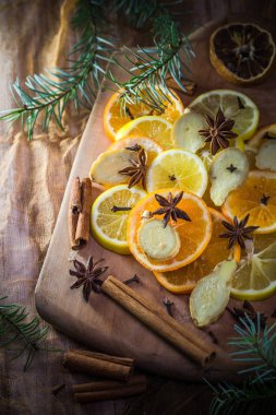 Tıbbi çay için gerekli malzemeler. Citrus ve baharatlar. Limon, portakal, zencefil, karanfil ve tarçın dilimleri..