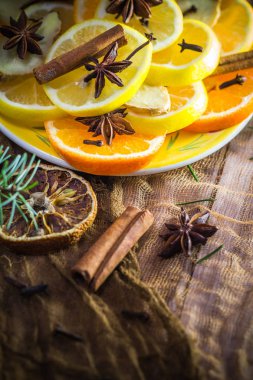 Tıbbi çay için gerekli malzemeler. Citrus ve baharatlar. Limon, portakal, zencefil, karanfil ve tarçın dilimleri..
