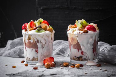 Yoğurt meyve tatlı çilek muz kivi kuru üzüm ayçiçeği