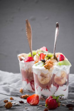 Yoğurt meyve tatlı çilek muz kivi kuru üzüm ayçiçeği