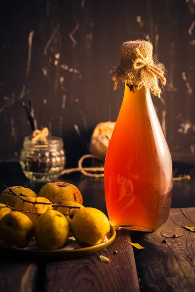瓶与成分 榅桲酊的木桌上的酒 — 图库照片