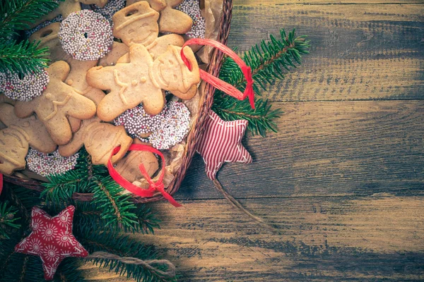 Yılbaşı sepeti tam köfte tatlı kurabiye ahşap masa