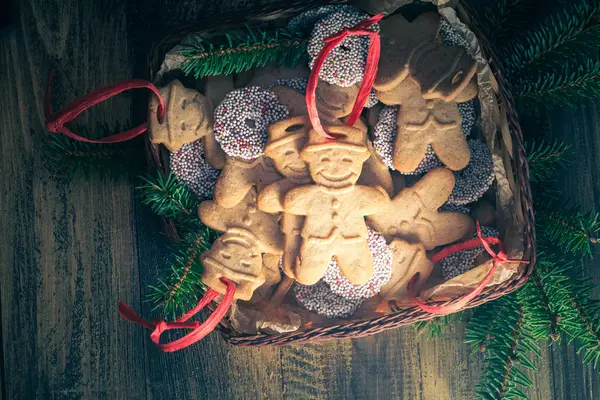 Yılbaşı sepeti tam köfte tatlı kurabiye ahşap masa