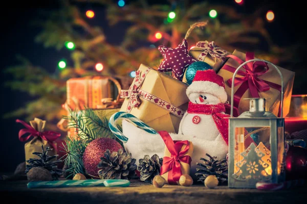 Tarjeta Navidad Muñeco Nieve Adornos Regalos Con Árbol Con Luces — Foto de Stock