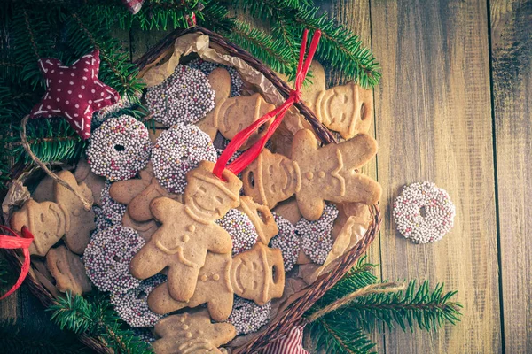 Noel masa sepet gingerbreads tatlılar dal Ladin