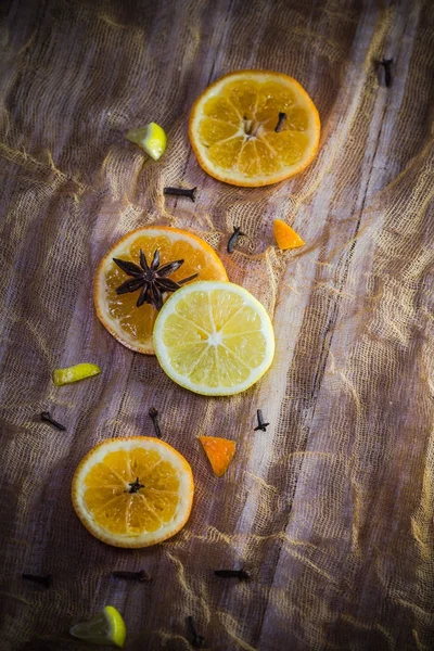 柑橘和香料 五颜六色的背景与切片柠檬 丁香和肉桂 — 图库照片