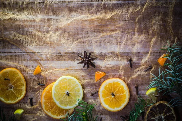 Цитрусовые Специи Красочный Фон Ломтиками Лимона Апельсина Гвоздики Корицы — стоковое фото