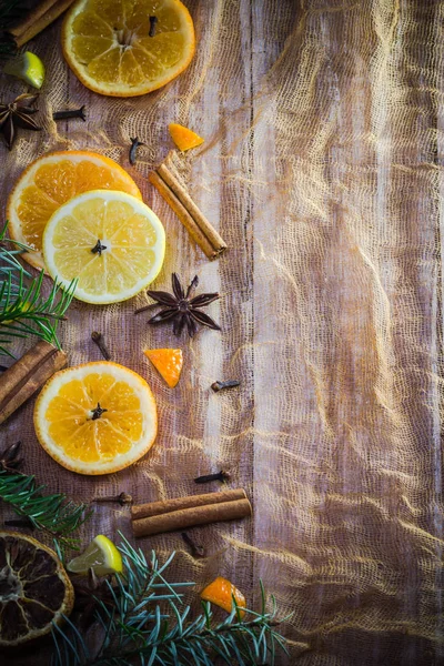 Citrus Och Kryddor Färgstarka Bakgrund Med Skivor Citron Apelsin Kryddnejlika — Stockfoto