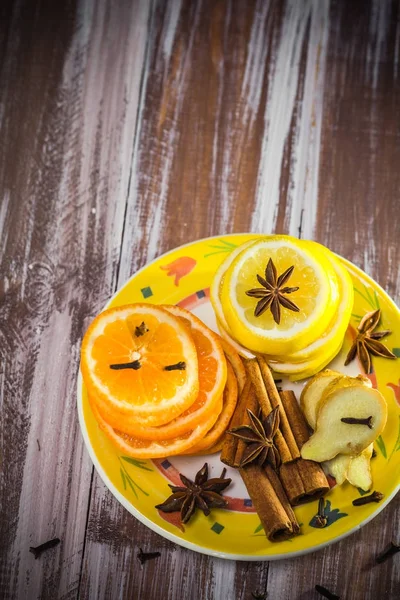 柑橘類とスパイス レモン オレンジ クローブ シナモン ジンジャーします 薬用茶の成分 — ストック写真