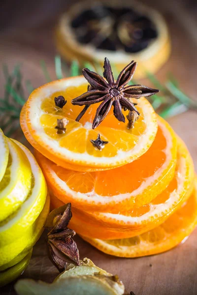 Citrus Och Kryddor Citron Apelsin Kryddnejlika Kanel Ingefära Ingredienser För — Stockfoto