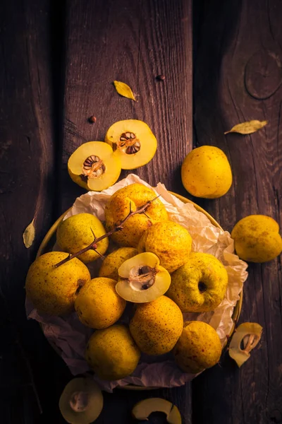 Fruits Brindilles Coing Sur Une Table Bois — Photo