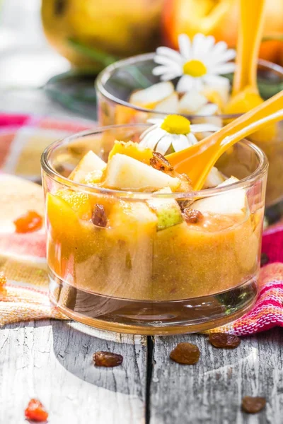 Fruitige Dessert Met Peren Nectarines Rozijnen — Stockfoto