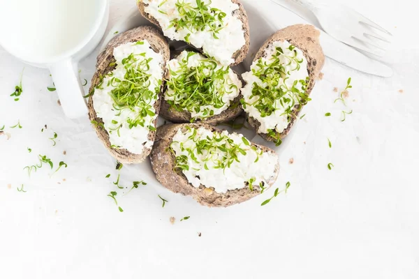 Desayuno Saludable Sándwiches Con Queso Crema Blanco Croissants Leche —  Fotos de Stock